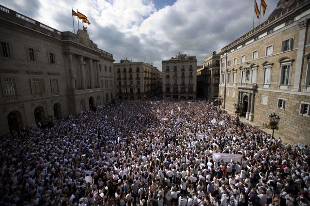  Tuần hành quy mô lớn ở Madrid và Barcelona, kêu gọi đối thoại. (Ảnh: Getty) 