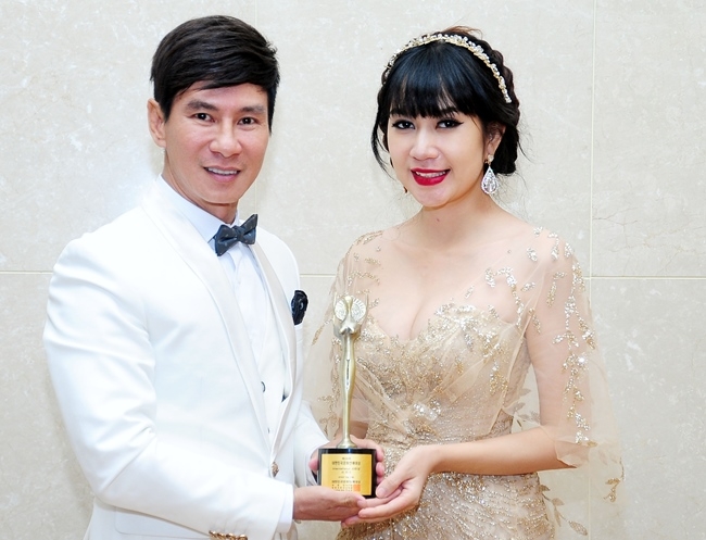 minh ha tuoi u40 la ba me 4 con tre nhat showbiz kho ai do noi hinh anh 9