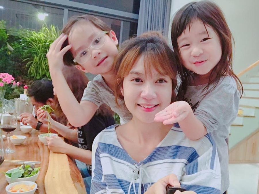 minh ha tuoi u40 la ba me 4 con tre nhat showbiz kho ai do noi hinh anh 14