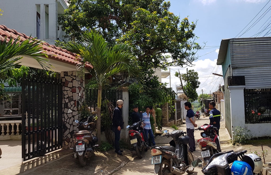 mot nha dan bi cai min, phat no kinh hoang luc nua dem hinh anh 4