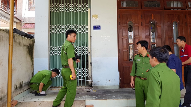 mot nha dan bi cai min, phat no kinh hoang luc nua dem hinh anh 1
