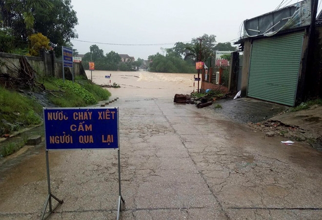 Mua lon lam nhieu vung o Ha Tinh co lap, xe tai bi cuon troi hinh anh 2