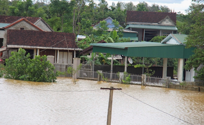 Mua lon lam nhieu vung o Ha Tinh co lap, xe tai bi cuon troi hinh anh 3