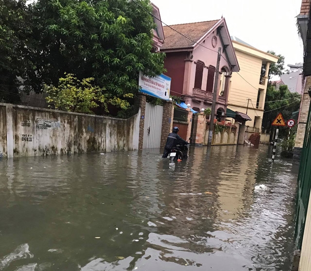 nghe an: bo me vang nha, be trai 4 tuoi di tim ong ba bi nuoc cuon mat tich - 4