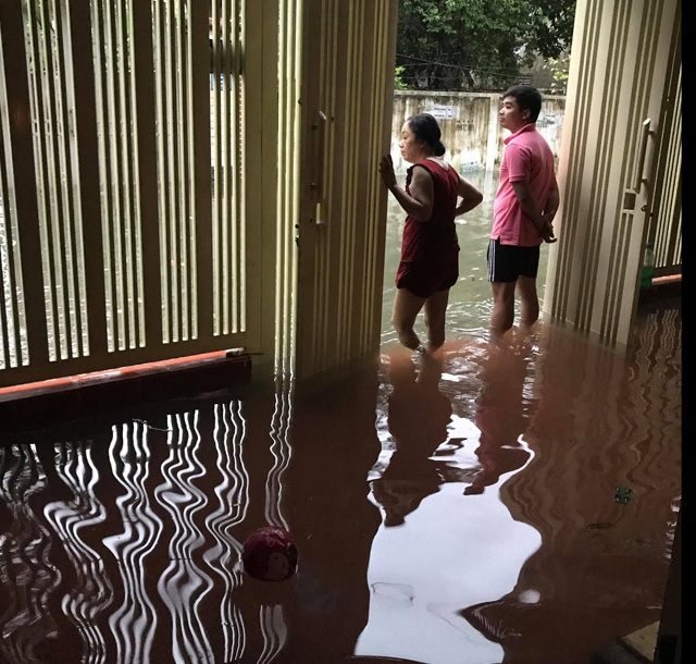 nghe an: bo me vang nha, be trai 4 tuoi di tim ong ba bi nuoc cuon mat tich - 8