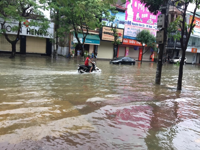 nghe an: bo me vang nha, be trai 4 tuoi di tim ong ba bi nuoc cuon mat tich - 9
