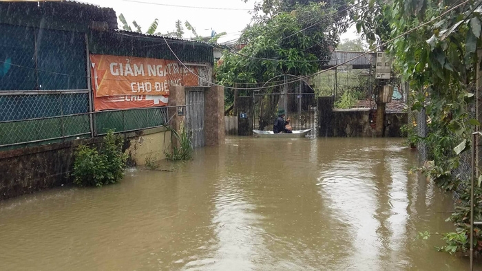 nghe an – ha tinh ngap sau trong bien nuoc, nguoi dan phai dung xuong di chuyen - 2