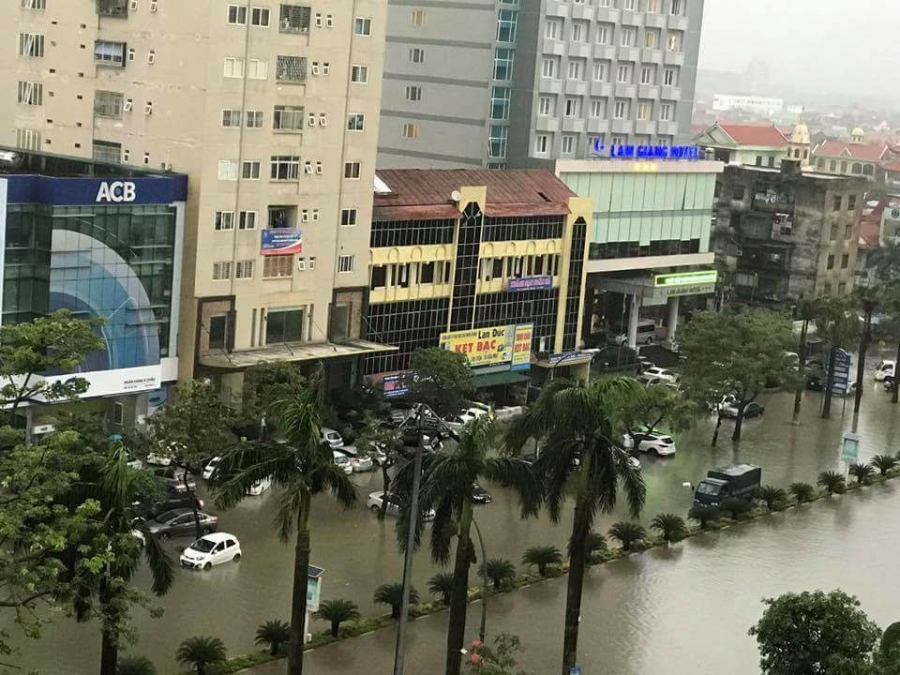 nghe an – ha tinh ngap sau trong bien nuoc, nguoi dan phai dung xuong di chuyen - 8