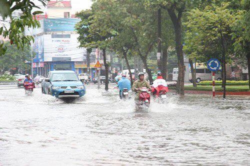nghe an – ha tinh ngap sau trong bien nuoc, nguoi dan phai dung xuong di chuyen - 9