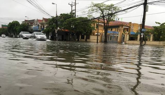 nghe an – ha tinh ngap sau trong bien nuoc, nguoi dan phai dung xuong di chuyen - 11