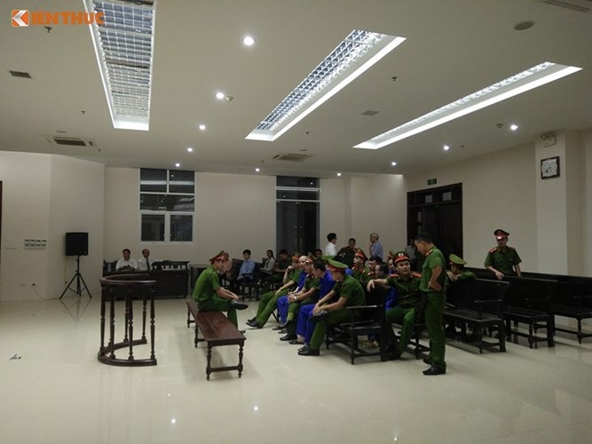 Nhung hinh anh dau tien phien phuc tham Nguyen Van Tinh