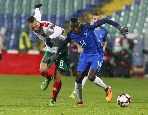  Matuidi (phải) ghi bàn giúp Pháp vượt qua Bulgaria hai ngày trước 