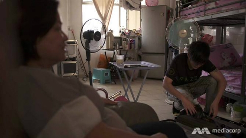 Khôn Hiền và mẹ trò chuyện trong khi chuẩn bị đồ trước khi ra nước ngoài thi đấu.