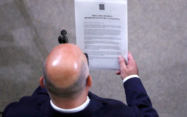  Văn kiện được đọc tại nghị viện Catalonia (Ảnh: AFP) 