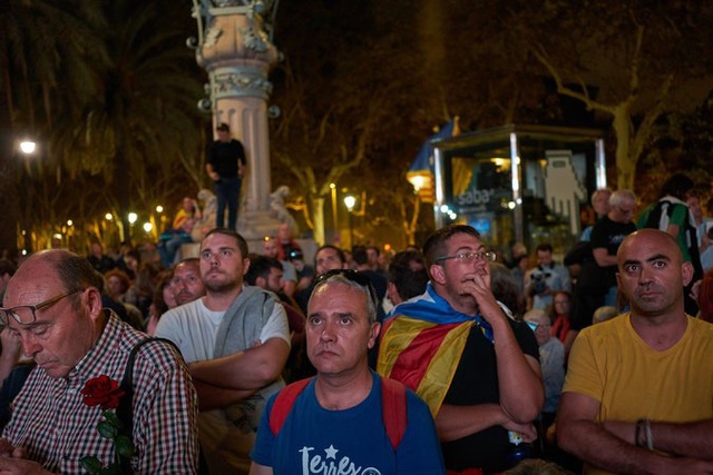  Hàng nghìn người Catalonia hồi hộp lắng nghe bài phát biểu của Thủ hiến Carles Puigdemont bên ngoài nghị viện. (Ảnh: NYTimes) 
