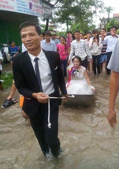 co-dau-ngoi-thuyen-hoa-khi-duong-ngap-lut