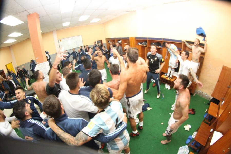 Dan Argentina trang dem an mung, chu tich LDBD bat khoc om chat Messi hinh anh 2