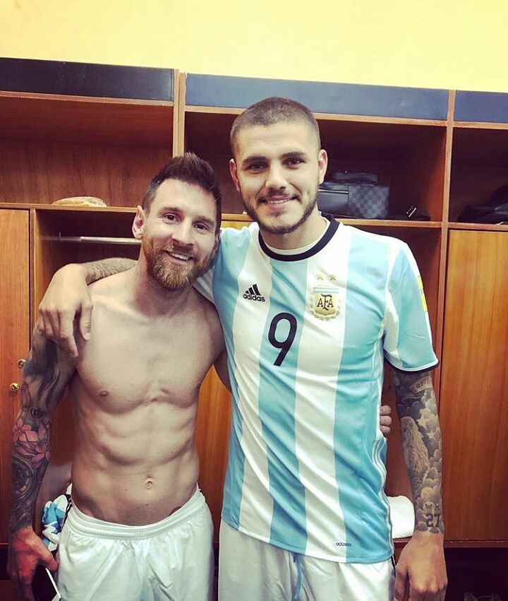 Dan Argentina trang dem an mung, chu tich LDBD bat khoc om chat Messi hinh anh 4
