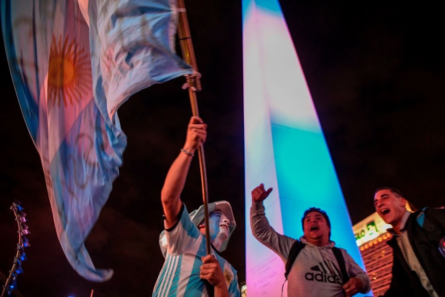 Dan Argentina trang dem an mung, chu tich LDBD bat khoc om chat Messi hinh anh 7