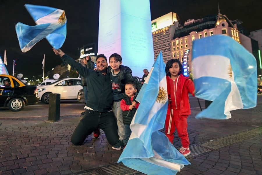 Dan Argentina trang dem an mung, chu tich LDBD bat khoc om chat Messi hinh anh 8