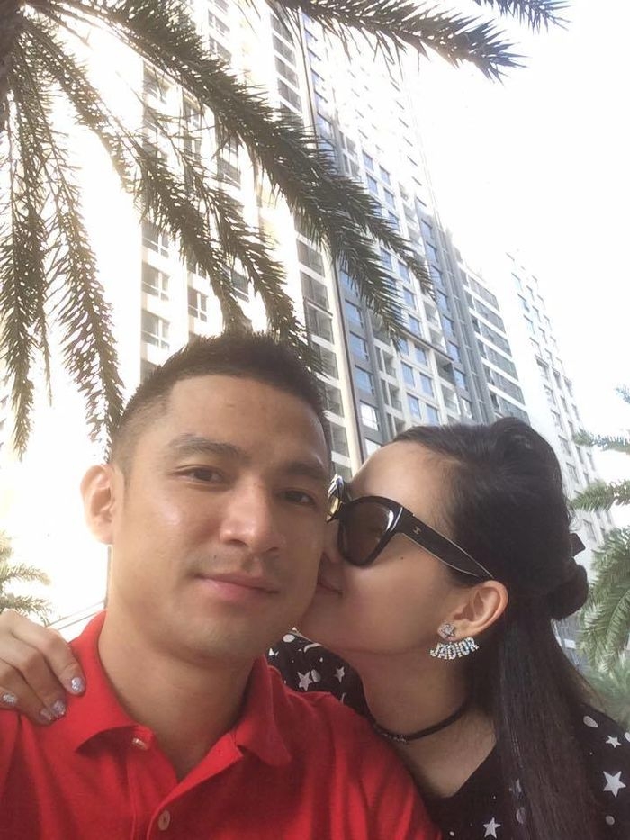  Hai vợ chồng ôm hôn hết sức nồng nàn. - Tin sao Viet - Tin tuc sao Viet - Scandal sao Viet - Tin tuc cua Sao - Tin cua Sao