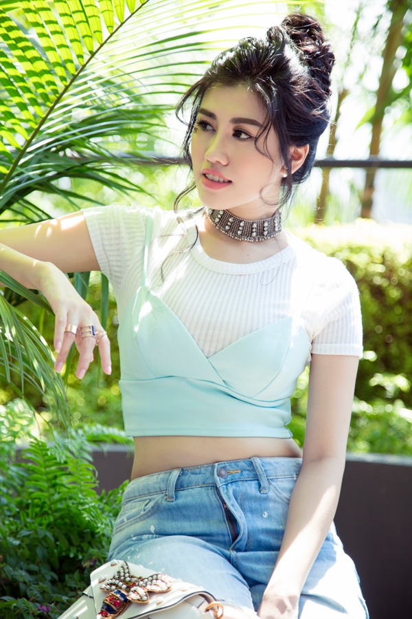 emily-hong-nhung-mix-phu-kien-hang-hieu-voi-trang-phuc-tre-trung-3