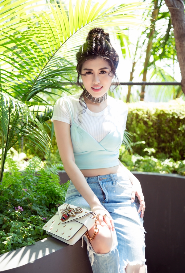 emily-hong-nhung-mix-phu-kien-hang-hieu-voi-trang-phuc-tre-trung-4
