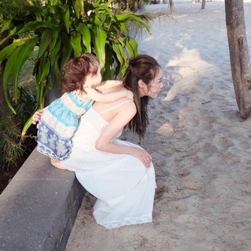 Hãy đón con sớm một chút, mua cho con gái một món quà xinh, nếu các mẹ biết ý nghĩa của ngày hôm nay - Ảnh 4.