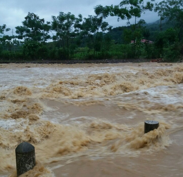  Ngầm Quê Kho, xã Tú Sơn, Kim Bôi bị ngập sâu, xóm hoàn toàn bị chia cắt. (Ảnh: Báo Hòa Bình) 