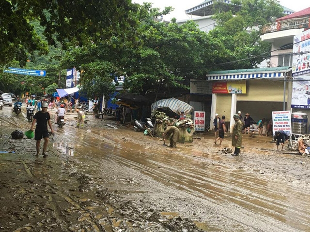 Địa phận thị trấn Cao Phong bị ngập lụt nặng do mưa lớn gây sự cố tràn hồ Tra. (Ảnh: Báo Hòa Bình) 