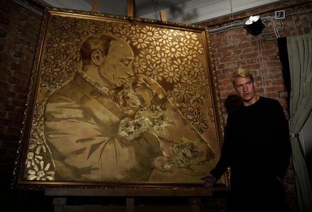  Họa sĩ Alexey Sergienko bên tác phẩm The Golden Putin (Ảnh: Newsweek) 