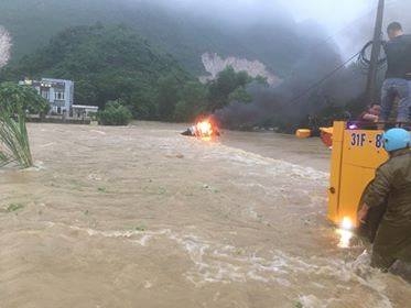 hy huu: o to bat ngo bóc chay giua dong nuoc lu o hoa binh hinh anh 1