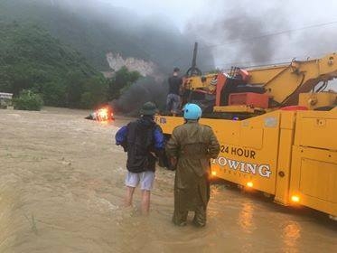 hy huu: o to bat ngo bóc chay giua dong nuoc lu o hoa binh hinh anh 3