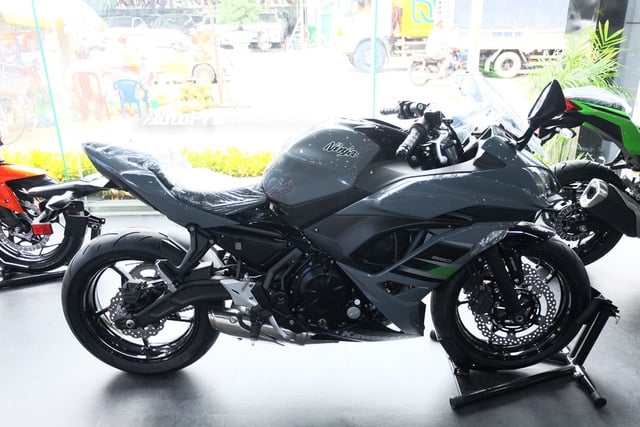 Kawasaki Ninja 650 2018 với màu sơn mới xuất hiện tại Việt Nam, giá bán 288 triệu Đồng - Ảnh 2.