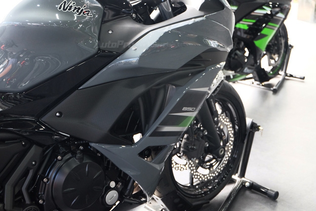 Kawasaki Ninja 650 2018 với màu sơn mới xuất hiện tại Việt Nam, giá bán 288 triệu Đồng - Ảnh 10.