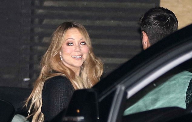 mariah-carey-dien-vay-ngan-sexy-di-choi-toi-voi-bo-tre-4