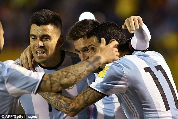  Đồng đội chia vui sau bàn thắng thứ 3 của Messi vào lưới Ecuador 