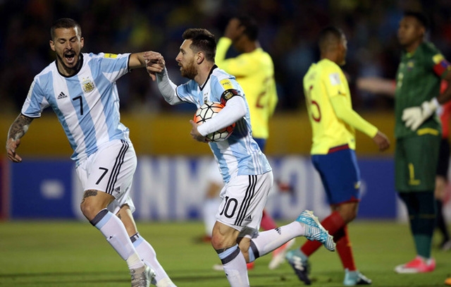  Một lần nữa, Messi lại giúp Argentina dẫn Ecuador 2-1 