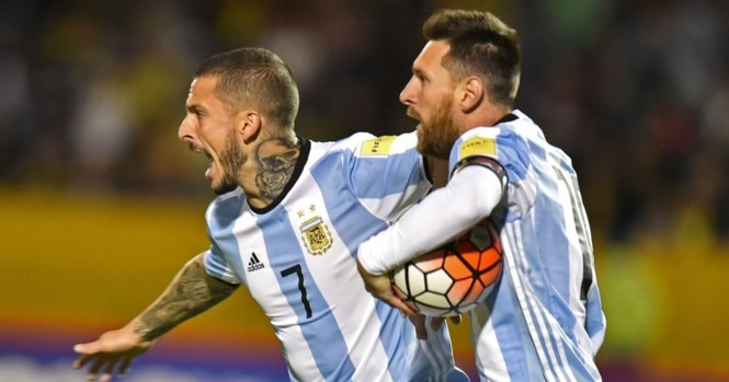Messi tỏa sáng, Argentina lách qua 'cửa tử' - ảnh 1