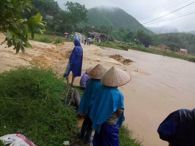 Mưa lũ miền Bắc: Sập cầu ở Yên Bái, 6 người bị cuốn trôi - Ảnh 3.