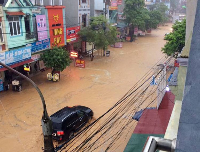 Mưa lũ miền Bắc: Sập cầu ở Yên Bái, 6 người bị cuốn trôi - Ảnh 4.