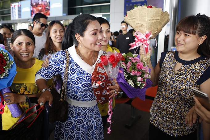 ngoc-huyen-duoc-chao-don-nong-nhiet-trong-lan-dau-ve-nuoc-bieu-dien