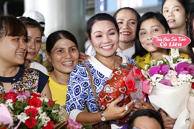 ngoc-huyen-duoc-chao-don-nong-nhiet-trong-lan-dau-ve-nuoc-bieu-dien-1