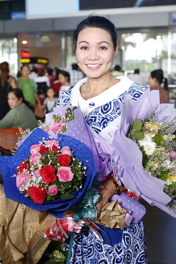 ngoc-huyen-duoc-chao-don-nong-nhiet-trong-lan-dau-ve-nuoc-bieu-dien-3