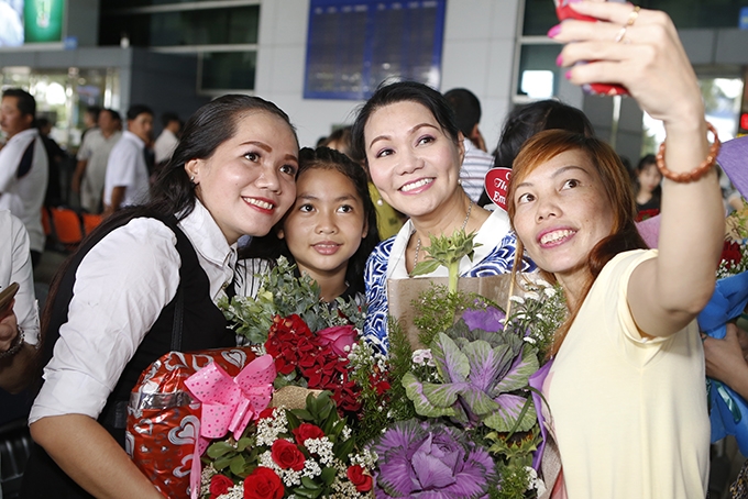 ngoc-huyen-duoc-chao-don-nong-nhiet-trong-lan-dau-ve-nuoc-bieu-dien-4