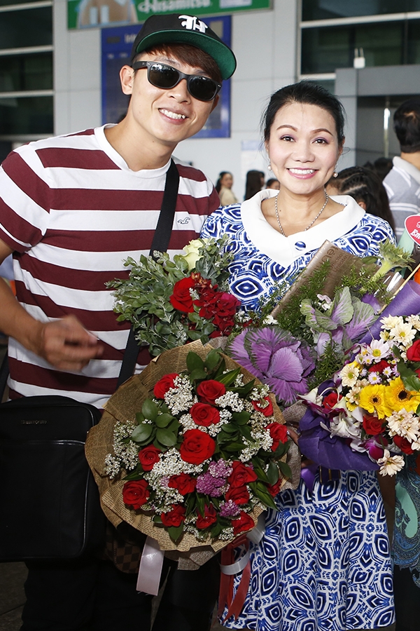 ngoc-huyen-duoc-chao-don-nong-nhiet-trong-lan-dau-ve-nuoc-bieu-dien-5