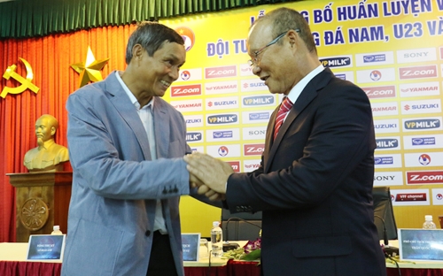 park-hang-seo-muon-xin-loi-khuyen-tu-hlv-mai-duc-chung