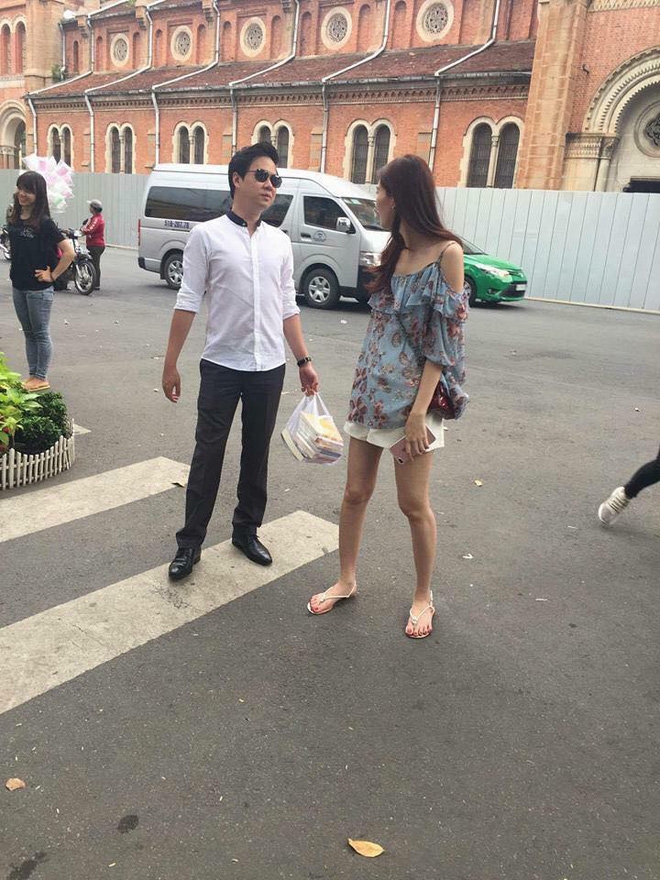 Sau đám cưới bạc tỉ, thay vì đi trăng mật, vợ chồng Đặng Thu Thảo diện dép lào đi mua sách - Ảnh 1.
