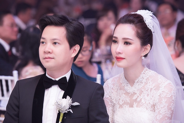 Sau đám cưới bạc tỉ, thay vì đi trăng mật, vợ chồng Đặng Thu Thảo diện dép lào đi mua sách - Ảnh 2.