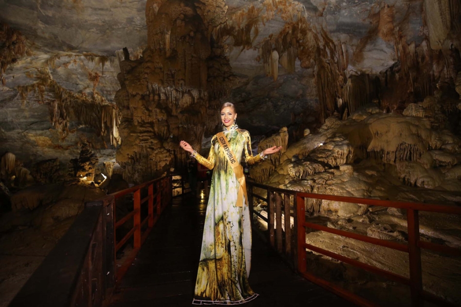 Thi sinh Hoa hau Hoa binh Quoc te chup anh ao dai o dong Thien Duong hinh anh 7